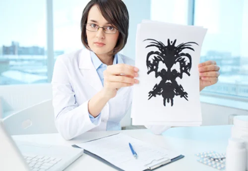 врач по клинической психологии сидит за столом